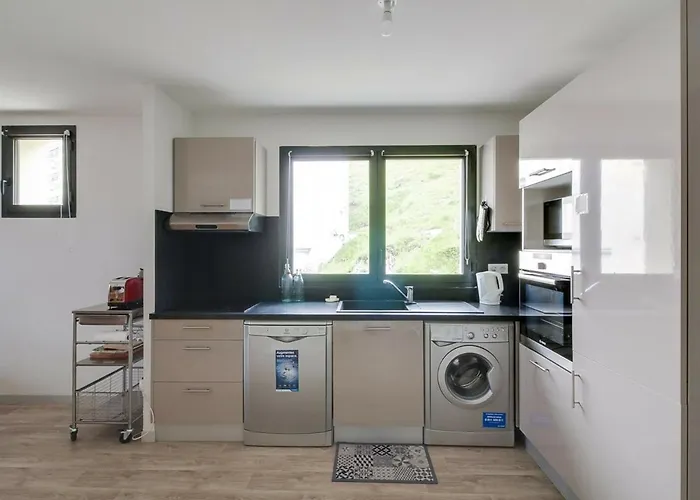 Pour 8, 2 Chambres, Centre Station, 3ème étage, Sécurisé, Casier à - Fr-1-404-74